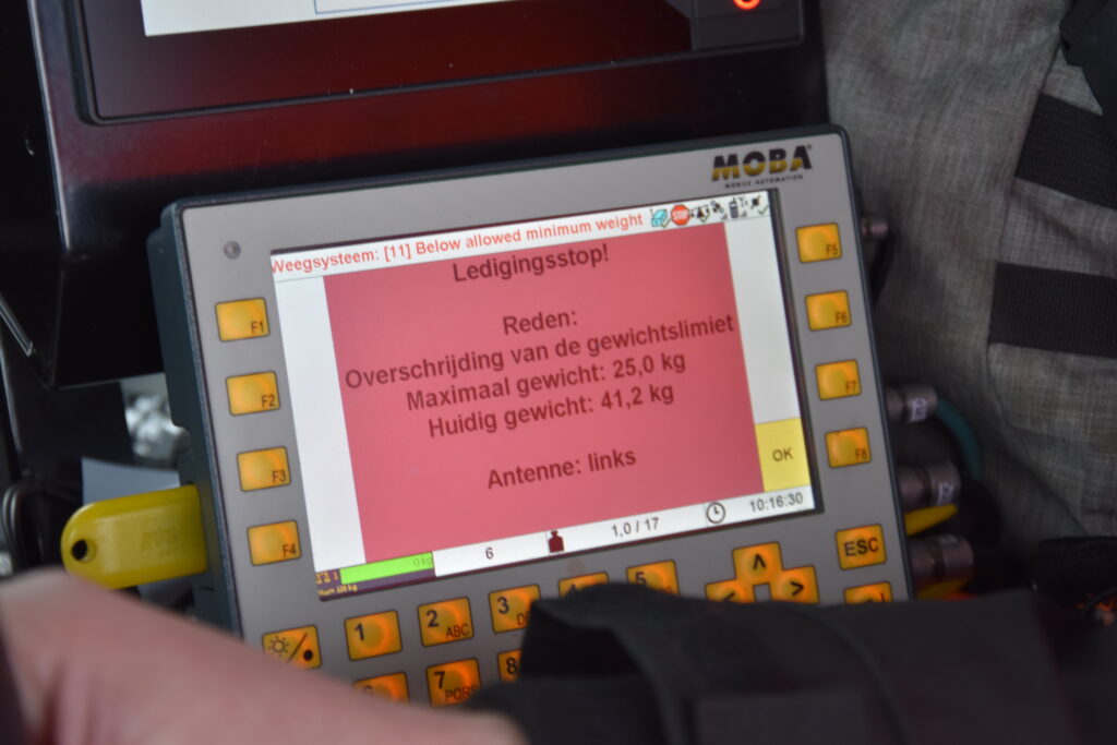 De MOBA Liftstop van VConsyst keurt een te zware PMD-container af. Toegestaan 25kg, gewicht 41,2kg.